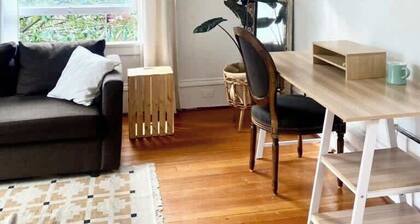 *KING BED* Charming 2 bdrm above Cafe!