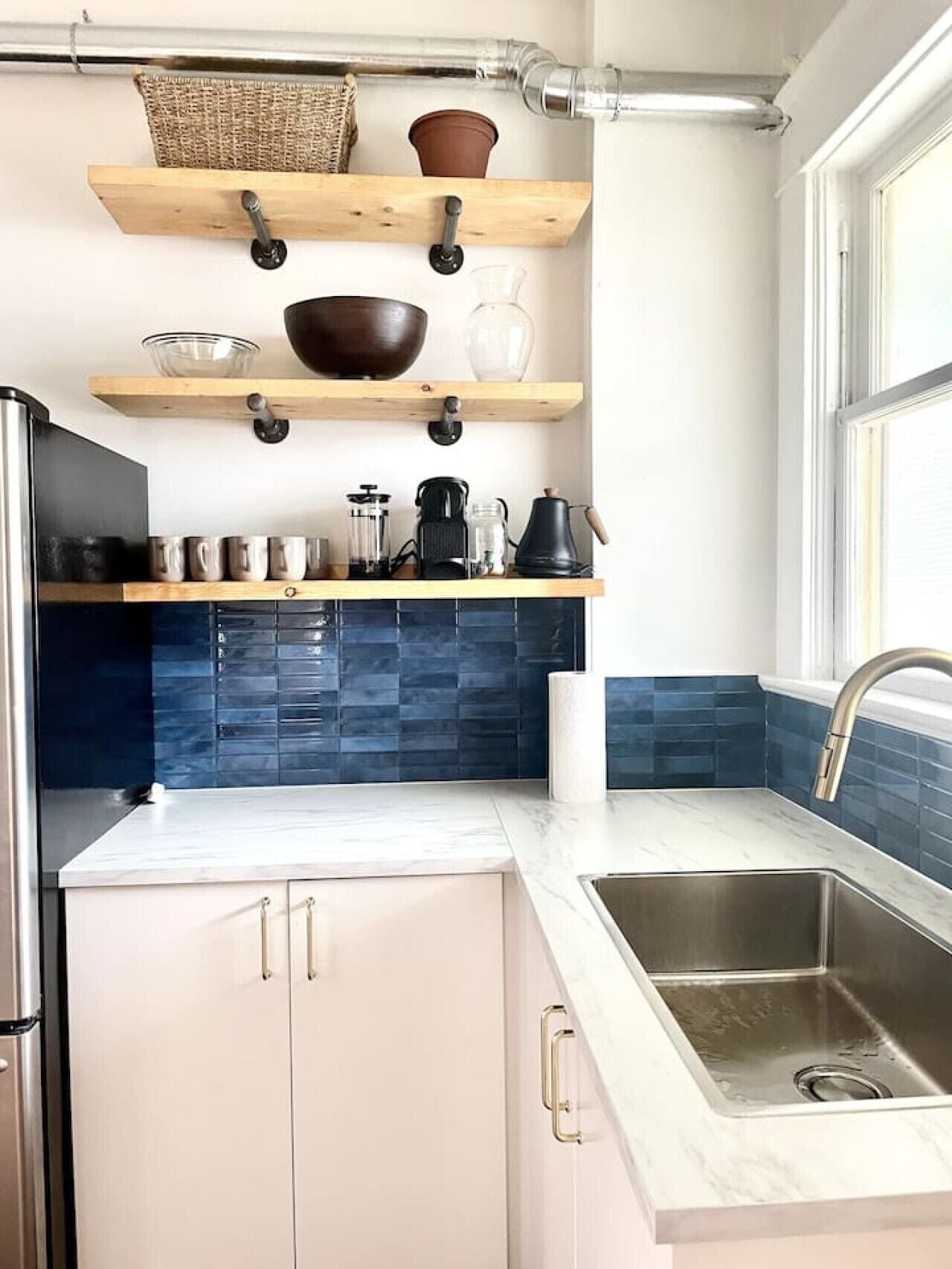 Jääkaappi, uuni, liesi, kahvin-/teenkeitin