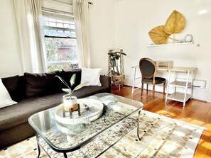 TV, fireplace, offices - *KING BED* Charming 2 bdrm above Cafe! (Vancouver)