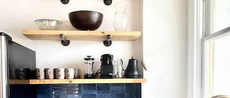 Refrigerador, horno, parrilla de estufa y cafetera y tetera