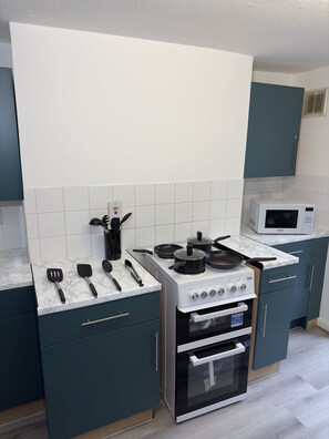 Kylskåp, mikrovågsugn, ugn och spishäll