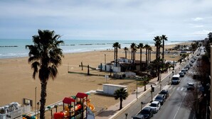 A beachside road with palm trees, beach facilities, and a view of the ocean. - Nice apartment for 3 guests with A/C, WIFI, TV and terrace (Roseto Degli Abruzzi)