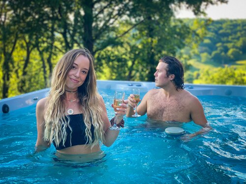 New luxury lodge, 10mile views, on ranch next to Galena Territory, pool, animals