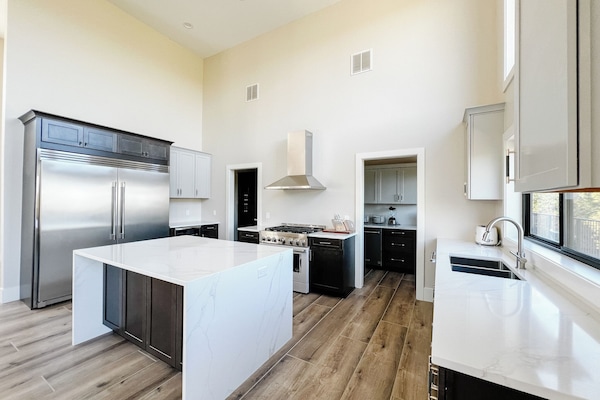 Køleskab, mikrobølgeovn, ovn, kogeplade