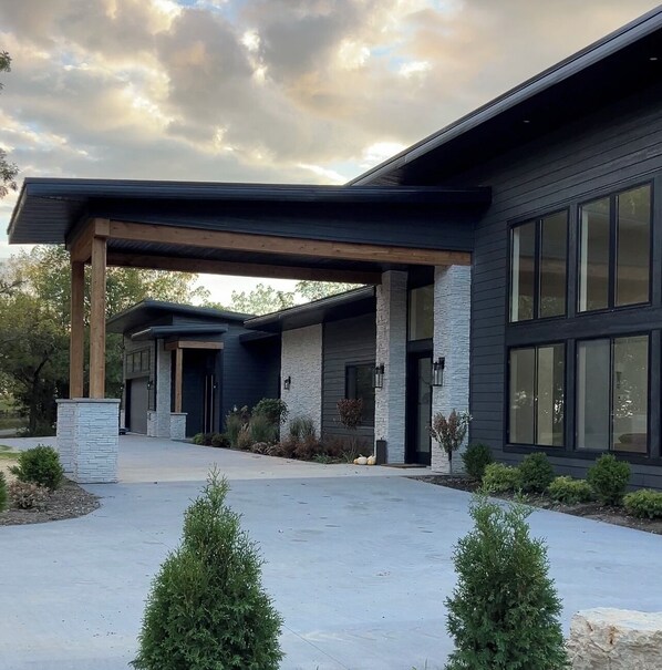 Exterior - New luxury lodge, 10mile views, on ranch next to Galena Territory, pool, animals (Elizabeth)