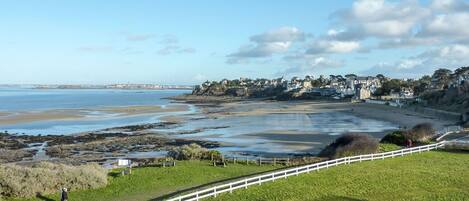 1 dormitori, un bressol de viatge, wifi gratuïta i roba de llit