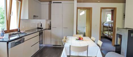 Fogão, lava-louças, torradeira, cadeirão de bebê