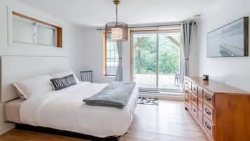 3 soverom, skrivebord, strykejern/-brett og reiseseng for barn