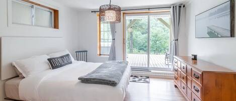 3 bedrooms, desk, iron/ironing board, travel crib