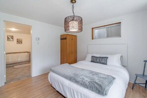 3 Schlafzimmer, Schreibtisch, Bügeleisen/Bügelbrett, Reisekinderbett