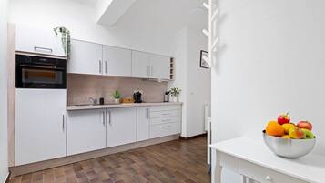 Een koelkast, een microgolfoven, een oven, een kookplaat