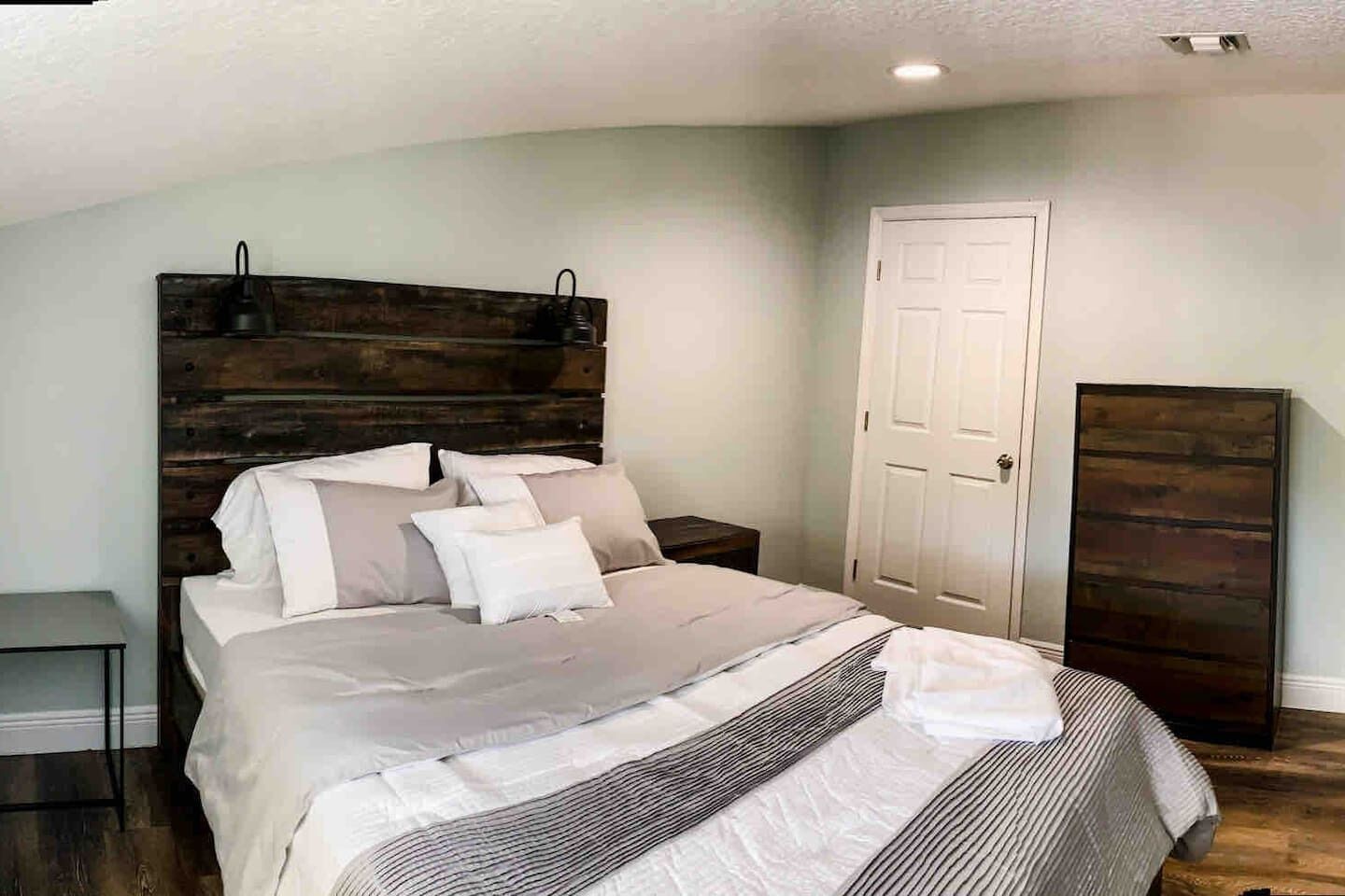 2 slaapkamers, een strijkplank/strijkijzer, gratis wifi, beddengoed