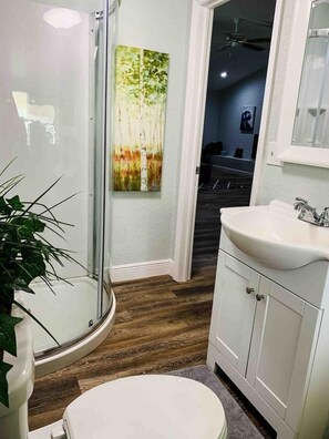 Een douche, een haardroger, handdoeken