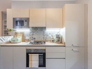 Microondas, horno, lavavajillas, silla alta para bebés