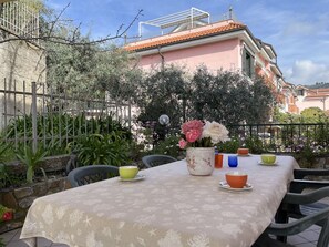 Outdoor dining - Beautiful private villa for 6 guests with WIFI, A/C, TV, terrace and pets allowed (Dolcedo)