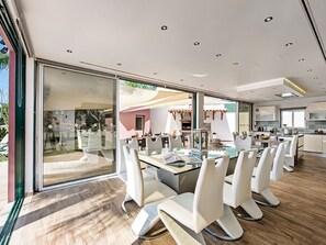 Outdoor dining - Wonderful private villa for 12 guests with private pool, WIFI, A/C, TV, patio and panoramic view (Assumadas De Algoz)