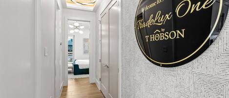 4 makuuhuonetta, työpöytä, silitysrauta/-lauta, vauvan matkasänky