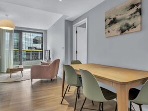 Dining - Lovely apartment for 4 people with WIFI, TV and terrace (London)
