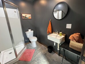 Dusj, hårføner, håndklær og såpe