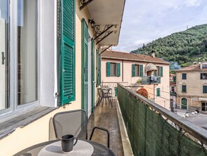 Outdoor dining - Beautiful apartment for 6 guests with WIFI, TV, balcony and pets allowed (Dolcedo)