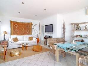TV - Cosy apartment for 4 guests with pool, WIFI, A/C, TV, terrace and pets allowed (Torrox)