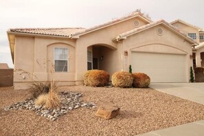 Exterior - Visto House/ MEMORY FOAM BEDS & BIG SCREEN TV (Albuquerque)