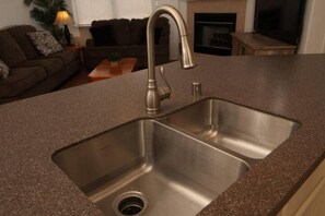 Interior - Visto House/ MEMORY FOAM BEDS & BIG SCREEN TV (Albuquerque)