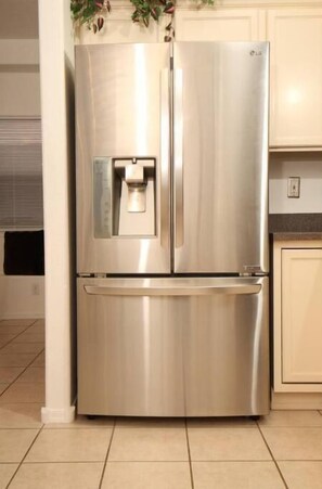 Interior - Visto House/ MEMORY FOAM BEDS & BIG SCREEN TV (Albuquerque)