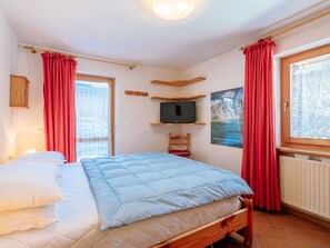 2 bedrooms, travel cot, free WiFi