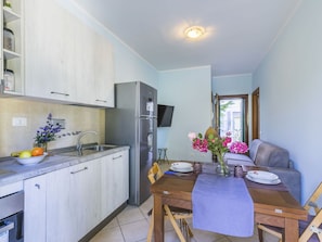 Oven, dishwasher, toaster, highchair