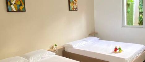 Comfort vierpersoonskamer, uitzicht op binnenplaats | Donzen dekbedden, verduisterende gordijnen, gratis wifi, beddengoed