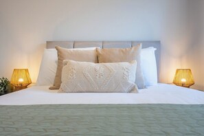 5 bedrooms, iron/ironing board, Internet, bed sheets - Ariel Wharf by Tŷ SA (Newport)