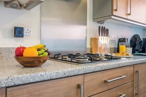 Frigorífico, microondas, horno y placa de cocina