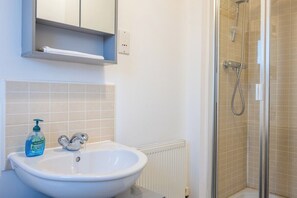 Shower, hair dryer, towels - Ariel Wharf by Tŷ SA (Newport)