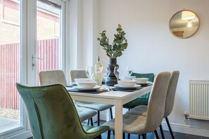 Dining - Ariel Wharf by Tŷ SA (Newport)