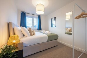 5 bedrooms, iron/ironing board, Internet, bed sheets