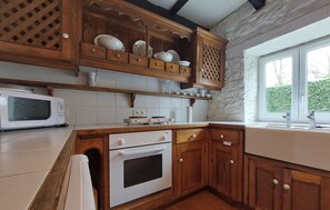 Kjøleskap, ovn, kokeplater og kaffetrakter/tekoker