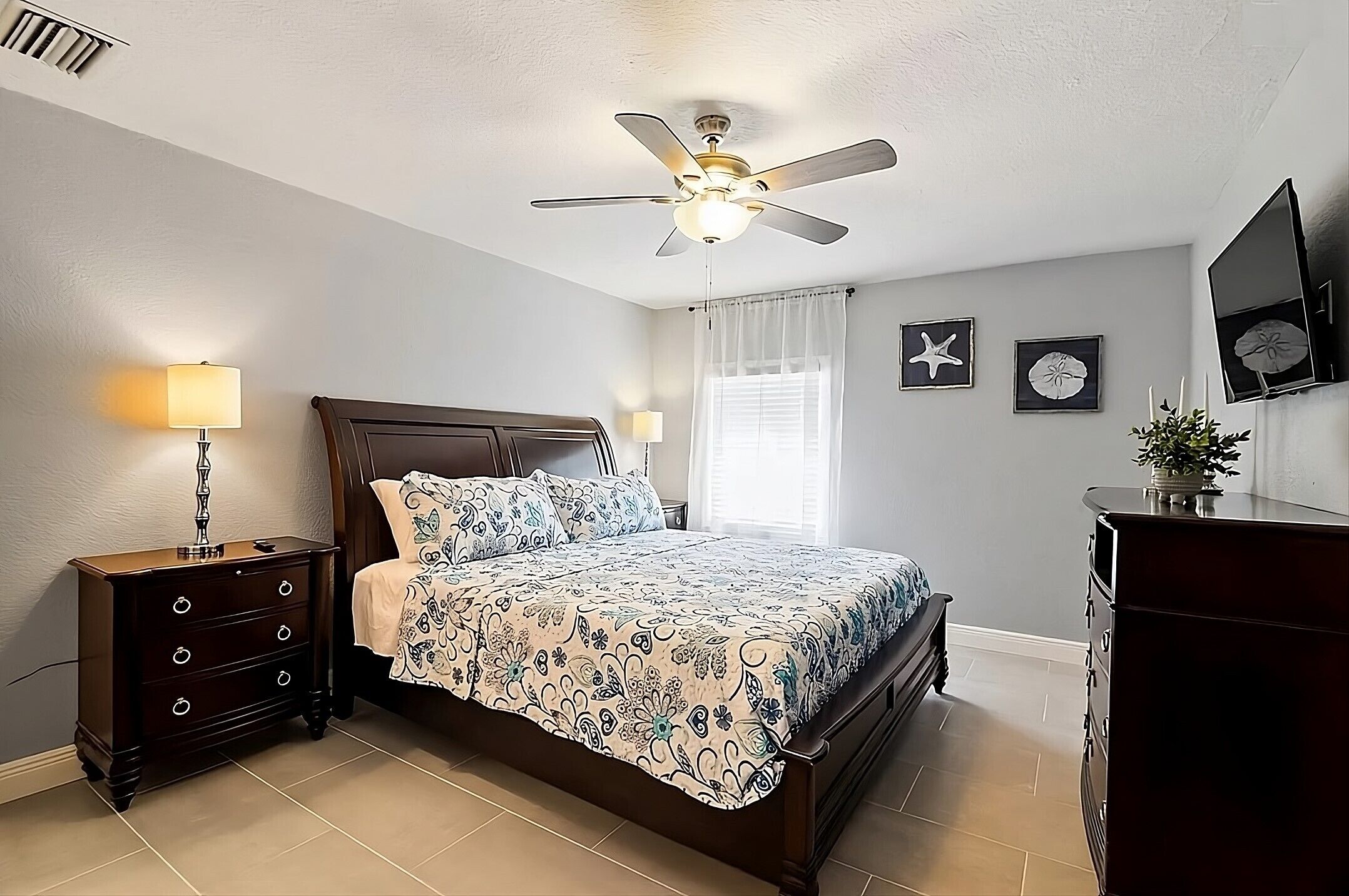 3 chambres, bureau, fer et planche à repasser, lit parapluie