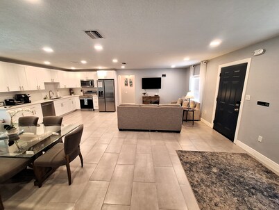 ☆☀︎❀Florida Getaway! New Pool Heater, Fenced Yard, Close to River and Beaches!