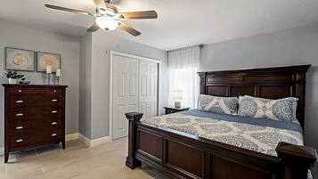 3 habitaciones, escritorio y tabla de planchar con plancha