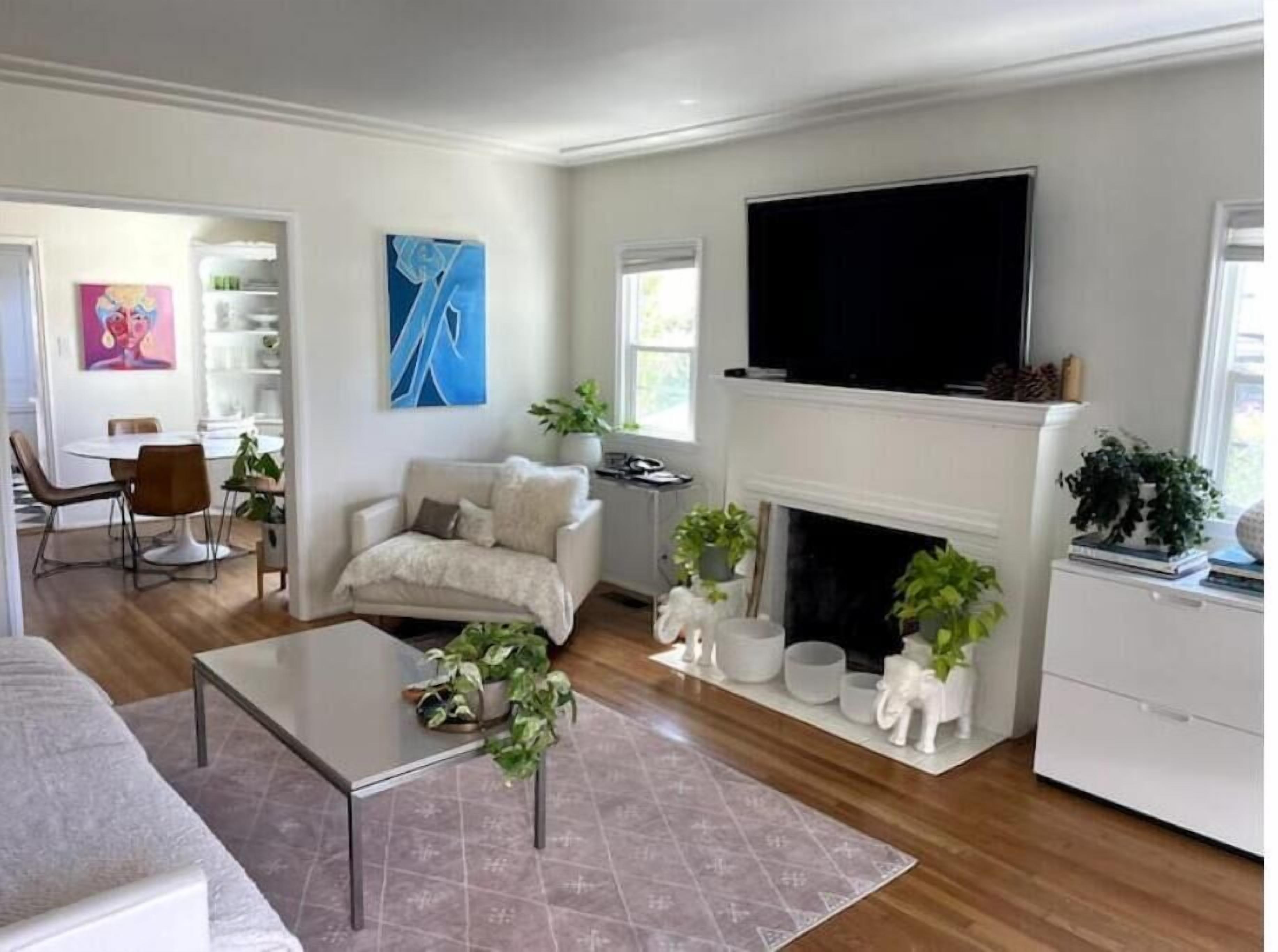 Cheerful & Sunny 2 bedroom home 1/2 mile to Beach. Dog Friendly!