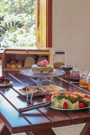 Breakfast buffet - Cerejeira Guest House (Campos do Jordão)