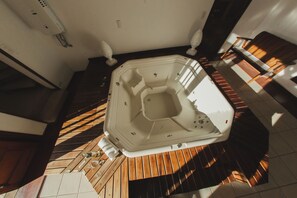 Sauna y tina de hidromasaje 
