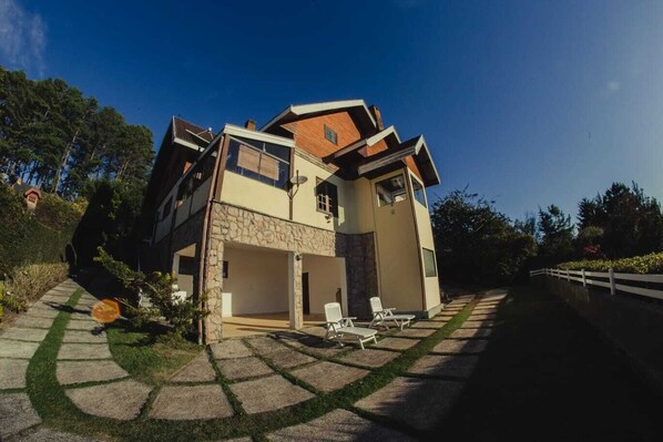 Property grounds - Cerejeira Guest House (Campos do Jordão)