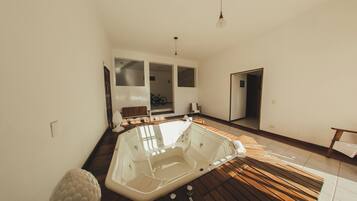 Sauna seca, banheira de hidromassagem