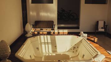 Sauna seca, banheira de hidromassagem