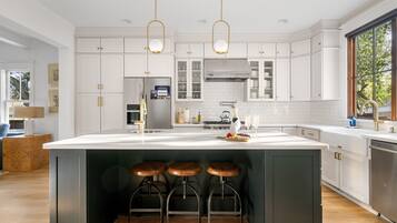 Coffee/tea maker, fridge, microwave, oven