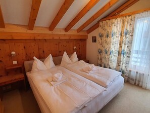 3 bedrooms, travel cot, free WiFi, bed sheets