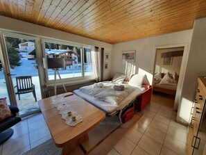 1 bedroom, travel crib, free WiFi, bed sheets - Lovely apartment for 3 people with WIFI, TV and balcony (Lenzerheide)