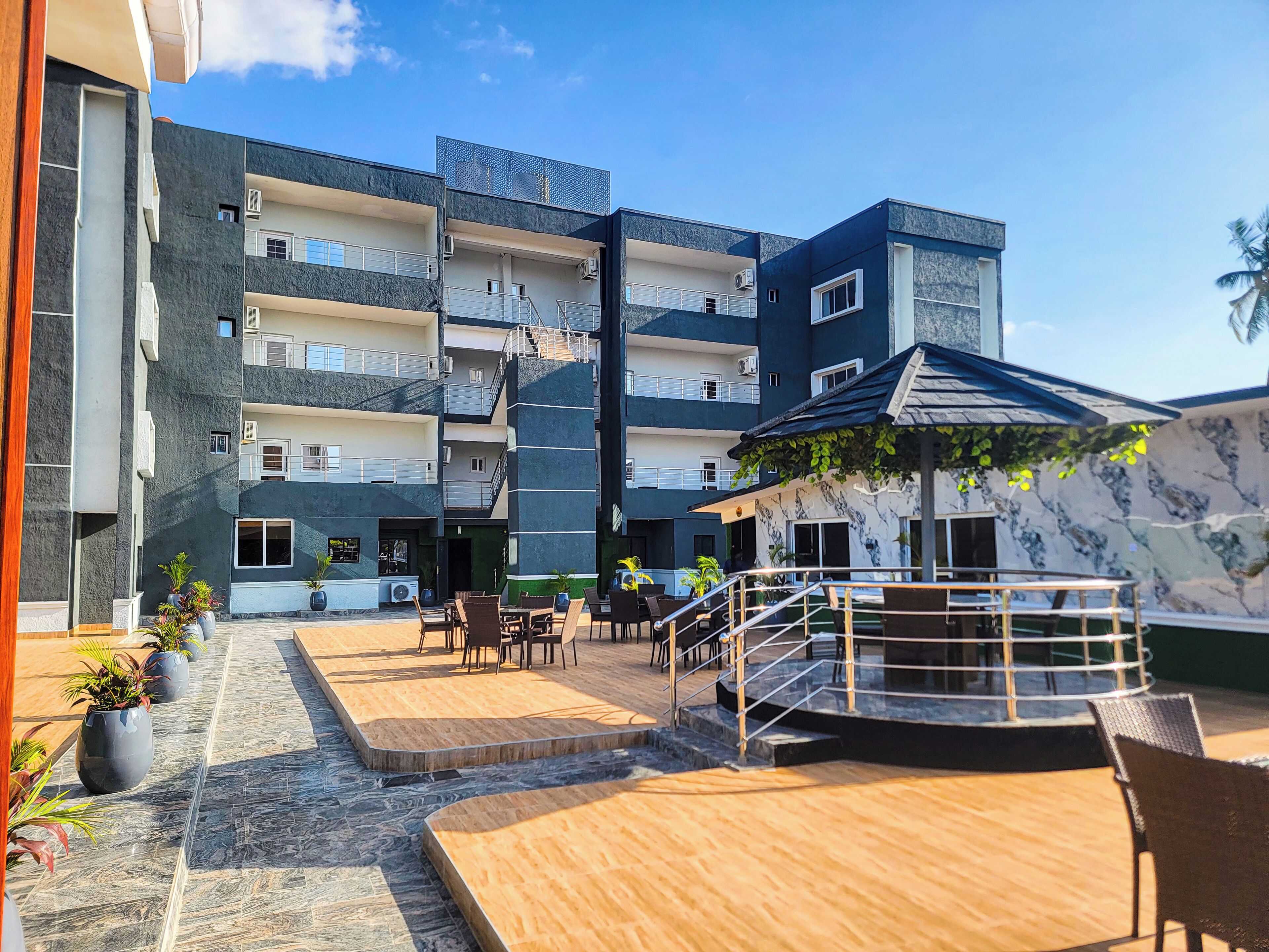2 Bars/Lounges